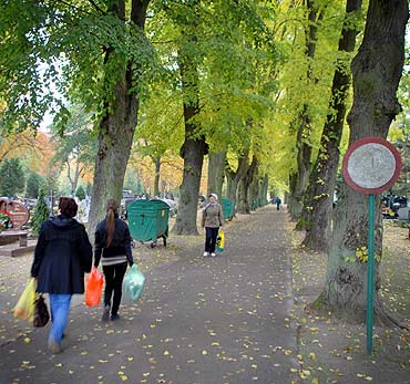 Bezpiecznie na cmentarzach przed dniem Wszystkich �wi�tych