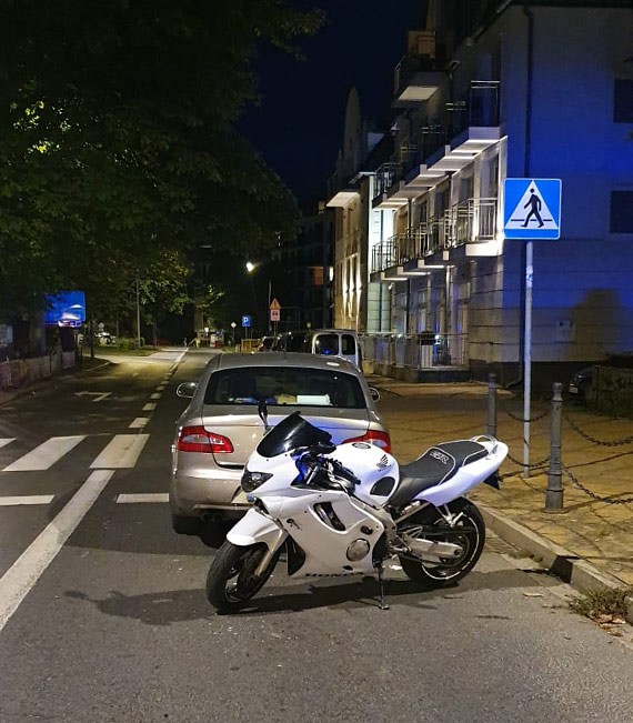 Motocyklistka uderzya w ty samochdu