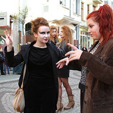 Zombie wysz�y na ulice miasta