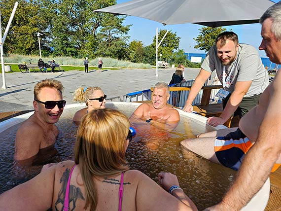 Lodowa kąpiel na koniec lata w Międzyzdrojach