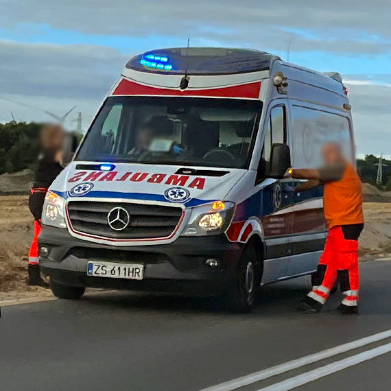 Agresywny pacjent zaatakował zespół ratownictwa medycznego w trakcie transportu do szpitala