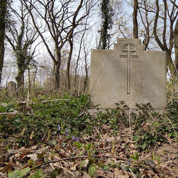 Mieszkaniec: Śmietnik na cmentarzu