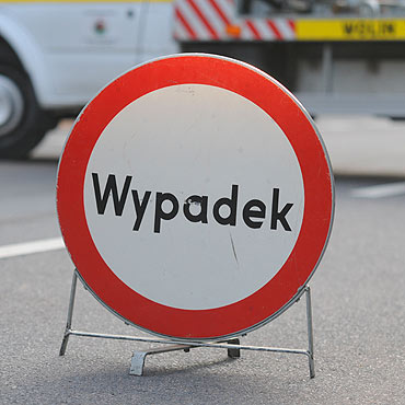 Bus uderzy� w drzewo. 5 os�b rannych