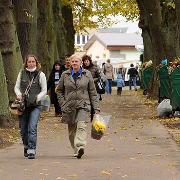 Ostatnie porządki na cmentarzach