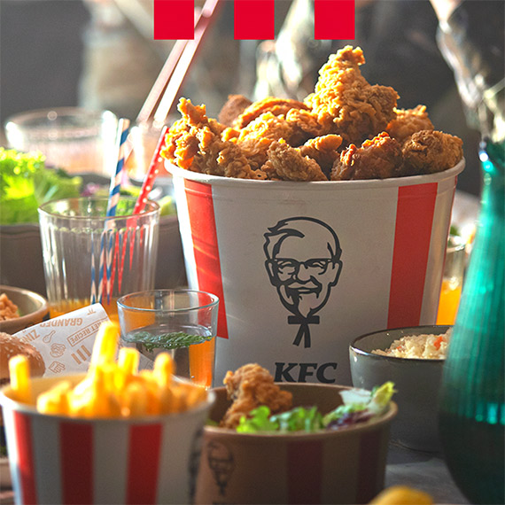 Kultowy Wtorkowy Kubełek wraca w jesiennym stylu! Spotkaj się z przyjaciółmi w KFC!