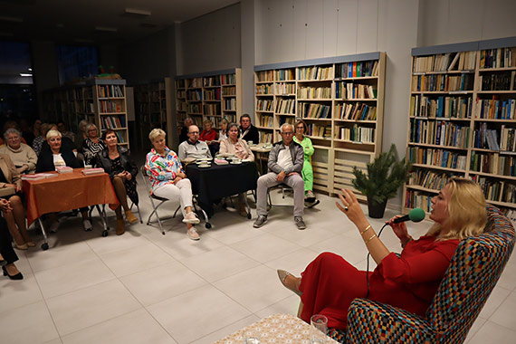 „Oswoić tematy tabu” – spotkanie autorskie z Magdaleną Kuszewską w międzyzdrojskiej bibliotece