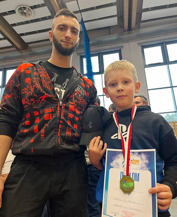 Asi Bielik walczy i bawi się w Karlinie