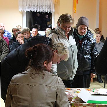 Unin: Krewka so�tys podzieli�a wie�. Mieszka�cy zbieraj� podpisy za odwo�aniem