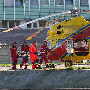 Pora�ony pr�dem m�czyzna walczy o �ycie