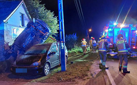 Samochód wypadł z drogi i dachował