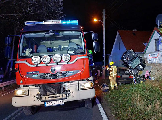Samochód wypadł z drogi i dachował