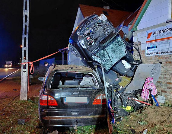 Samochód wypadł z drogi i dachował