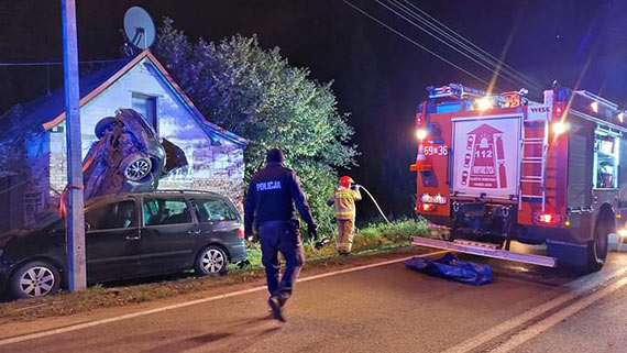 Samochód wypadł z drogi i dachował
