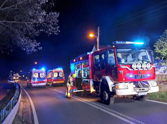 Samochód wypadł z drogi i dachował