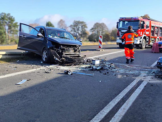 Czołowe zderzenie samochodów na DK3, są poszkodowani