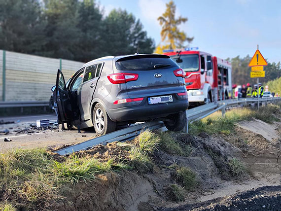 Czołowe zderzenie samochodów na DK3, są poszkodowani