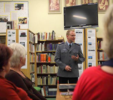 Dziwn�w: Policjanci ostrzegali senior�w przed oszustami