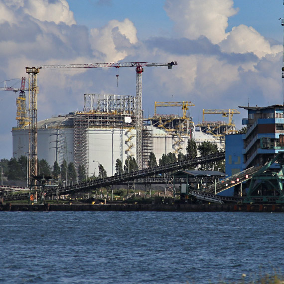 Przeprowadzono próbę wodną trzeciego zbiornika LNG w Świnoujściu
