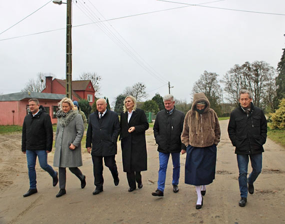 Podpisano umow z wykonawc na remont drogi powiatowej nr 1011Z w miejscowoci Skoszewo