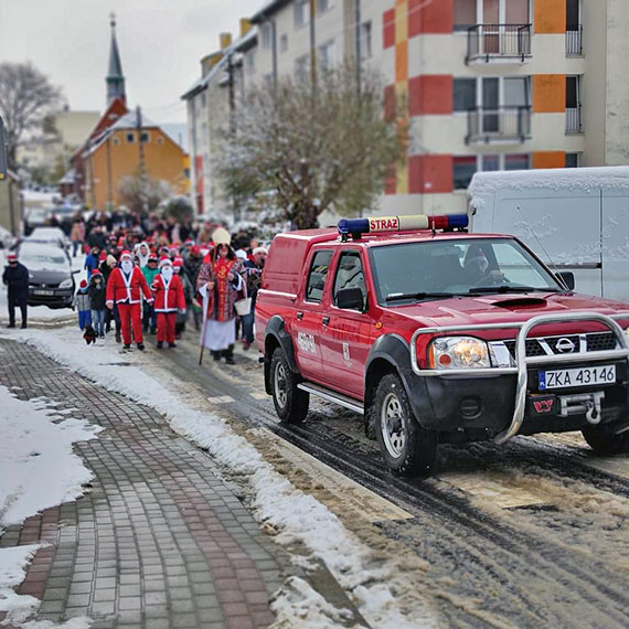 Parada Mikoajw przesza ulicami Wolina