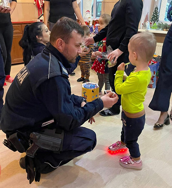 Policjanci z wizyt w Domu Dziecka w Wisece i Lubiniu
