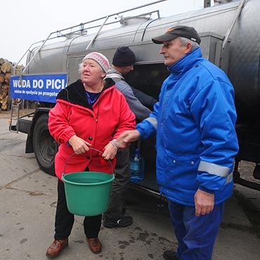 Rec�aw, Piaski: Gro�ne bakterie w wodzie. Je�d�� beczkowozy