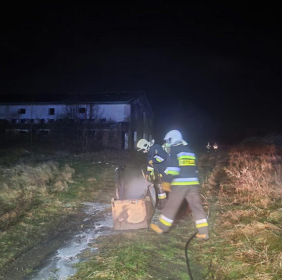 OSP Wolin ponownie zmaga się z pożarem w Mokrzycy Małej