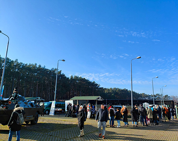 Militarny piknik na rzecz WOŚP w Dziwnowie: Rodzinna zabawa i wspieranie dobrych celów