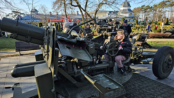 Pokaz militarny na Wielkiej Orkiestrze Świątecznej Pomocy w Międzyzdrojach