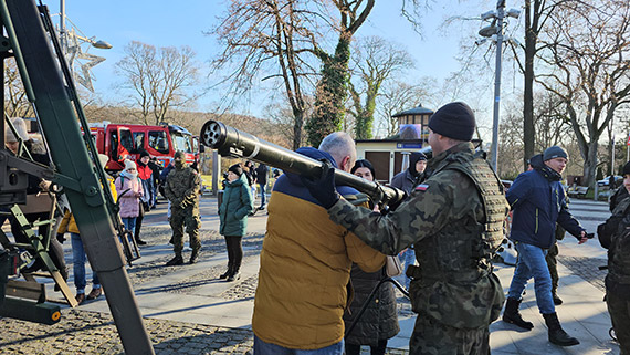 Pokaz militarny na Wielkiej Orkiestrze Świątecznej Pomocy w Międzyzdrojach