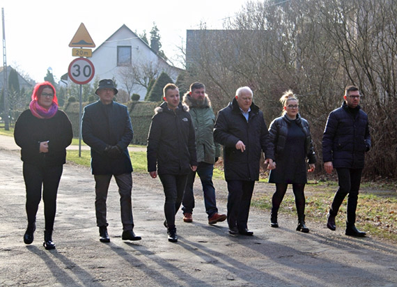 Podpisano umowy na budowę chodników w Chominie oraz w Wysokiej Kamieńskiej