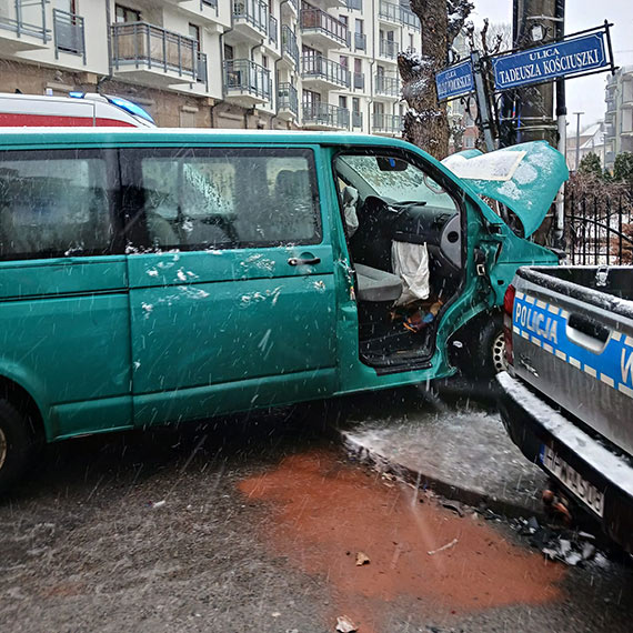Wypadek z udziaem radiowozu w Midzyzdrojach: Mieszkacy bez prdu, pasaerka busa ranna