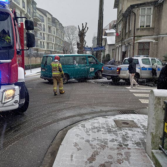 Wypadek z udziałem radiowozu w Międzyzdrojach: Mieszkańcy bez prądu, pasażerka busa ranna