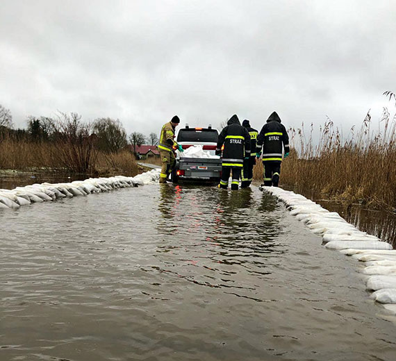 Straacy OSP Jarszewo zostali zadysponowani do usunicia wody, ktra ponownie zalaa jedn z drg pomidzy miejscowociami Grki - Pastkowo