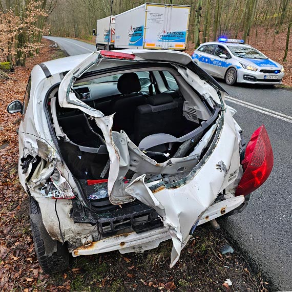 Wypadek na drodze nr 102 - samochd osobowy uderzy w ciarwk