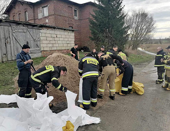 Interwencja OSP Jarszewo przy usuwaniu wody z zalanej drogi pomiędzy Górkami a Płastkowem