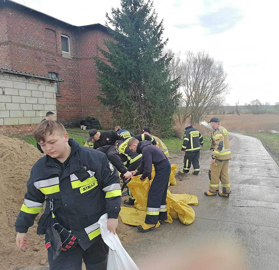 Interwencja OSP Jarszewo przy usuwaniu wody z zalanej drogi pomiędzy Górkami a Płastkowem