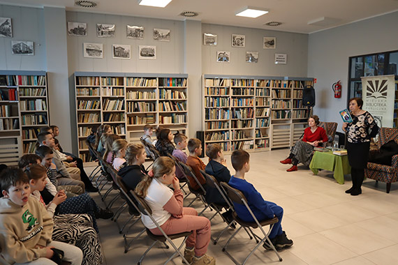 „Chcę łapać waszą uwagę poczuciem humoru” – czyli spotkanie z Renatą Piątkowską i Elżbietą Malwiną Kożurno