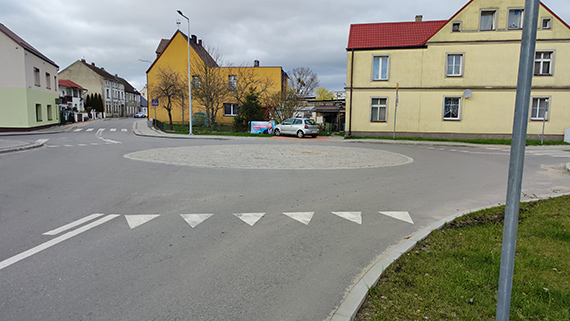 Kontrowersyjny manewr na rondzie w Wolinie: Kiedy kierowca amie zasady na rondzie