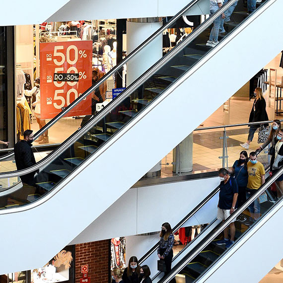 Galerie i centra handlowe odbijaj si od dna. Ruch i liczba klientw wyszy z dwucyfrowych spadkw