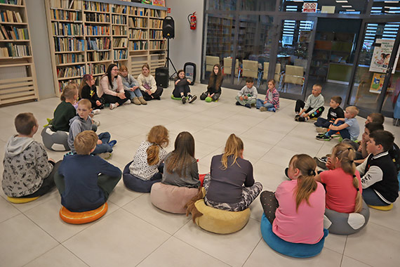 Nocna wędrówka przez książki w międzyzdrojskiej bibliotece