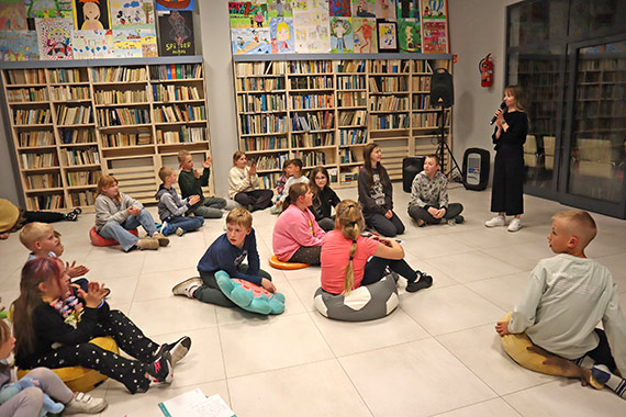 Nocna wędrówka przez książki w międzyzdrojskiej bibliotece