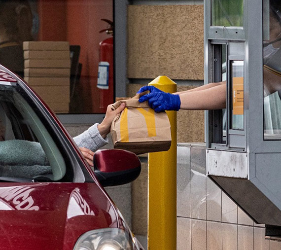 Polacy wracaj do fast foodw. To zasuga odpuszczajcej inflacji i wzrostu pacy minimalnej