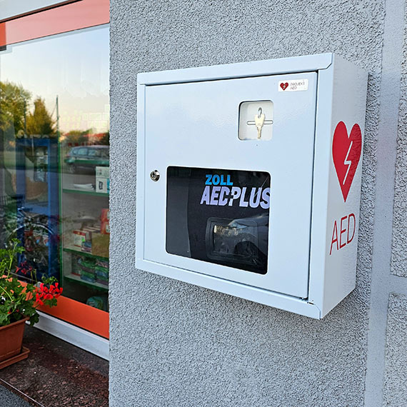 Defibrylator zakupiony i zamontowany w adzinie