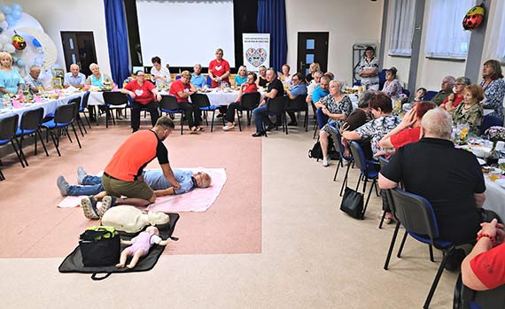 Defibrylator zakupiony i zamontowany w Ładzinie