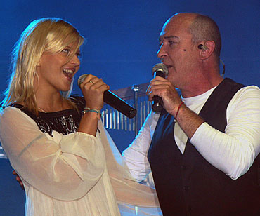 Dziwn�wek: Sylwia ma szans� za�piewa� piosenk� na nowej p�ycie De Mono. G�osuj!
