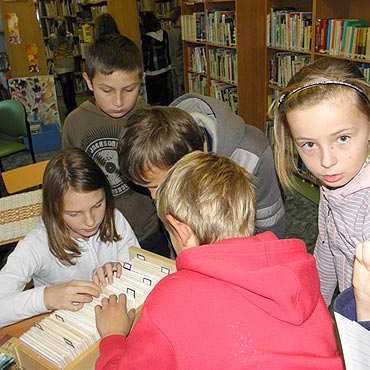 Dziwn�w: Uczniowie z Gostynia go�cili w bibliotece