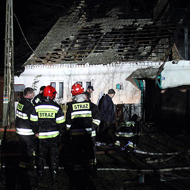 Laska: Po�ar domu gasi�o 6 zast�p�w stra�y po�arnej