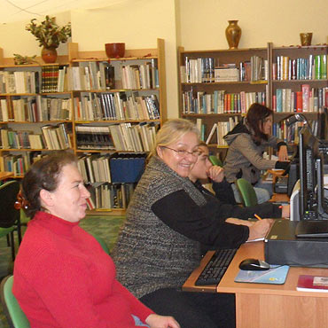 Dziwn�w: Oswajaj� senior�w z internetem