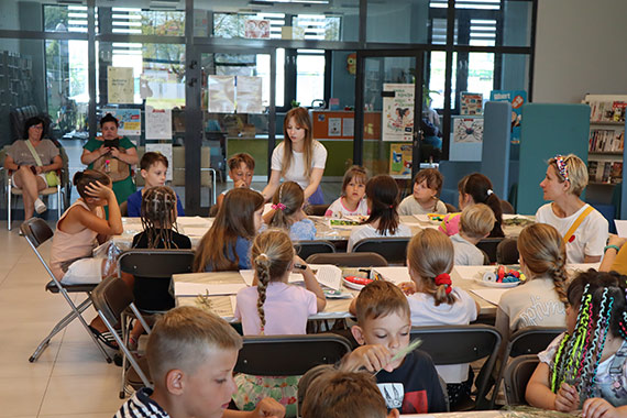 Rodzinne warsztaty plastyczne „Zróbmy sobie zielnik i pachnącą latem zakładkę do książki”